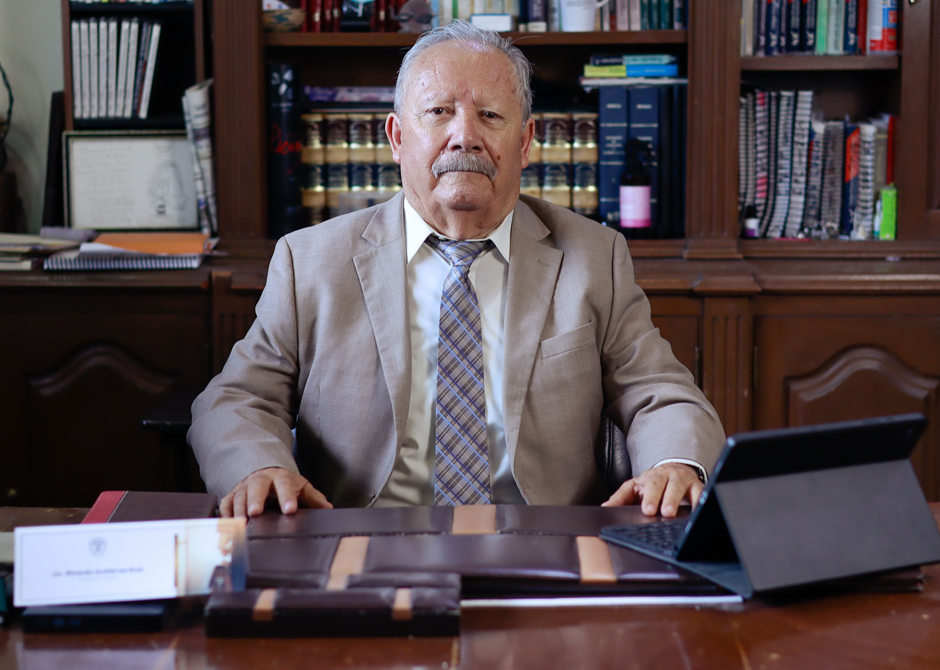 Director de PACTUM en su despacho